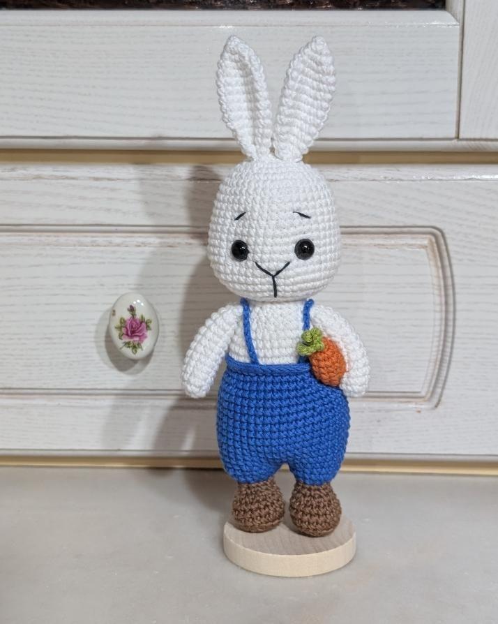 CONIGLIETTO CON PIEDISTALLO UNCINETTO