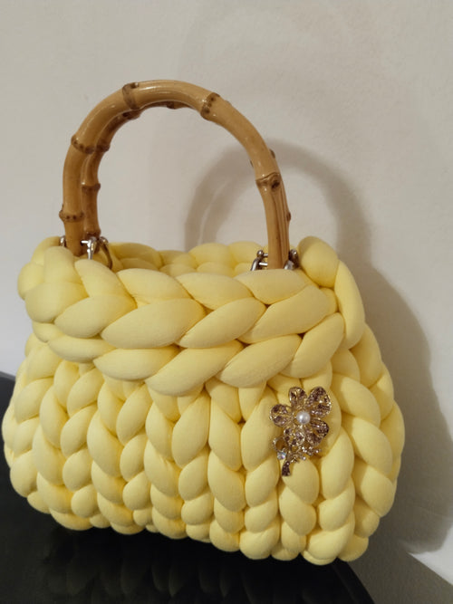 BORSA MARSHMALLOW CON MANICI IN BAMBÙ