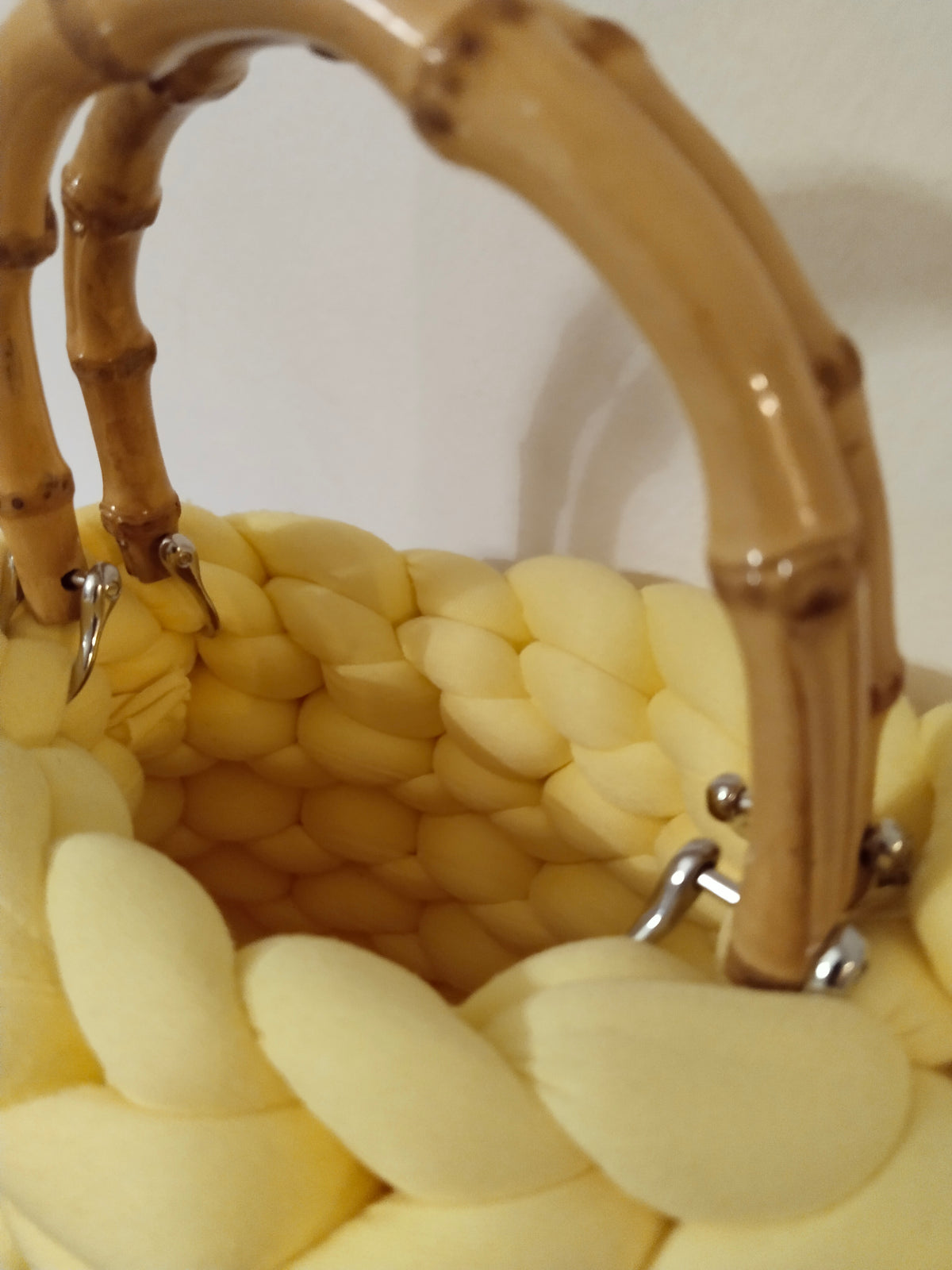 BORSA MARSHMALLOW CON MANICI IN BAMBÙ