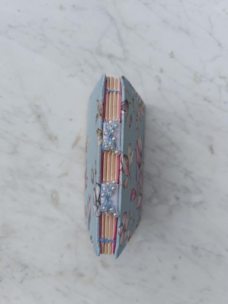 QUADERNO A6 COPERTINA IN STOFFA RICAMO CON PERLINE