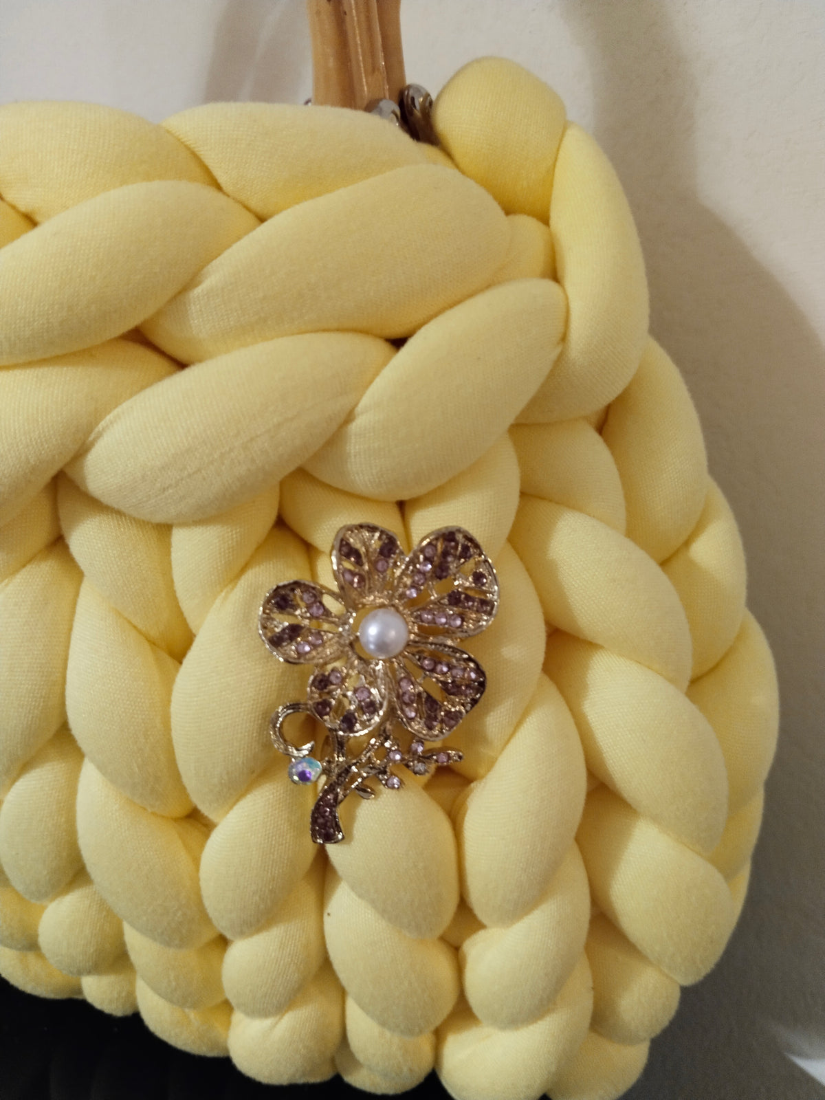 BORSA MARSHMALLOW CON MANICI IN BAMBÙ