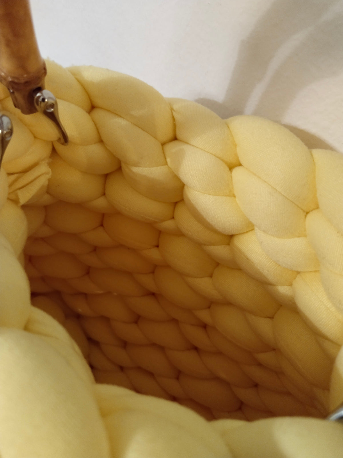 BORSA MARSHMALLOW CON MANICI IN BAMBÙ