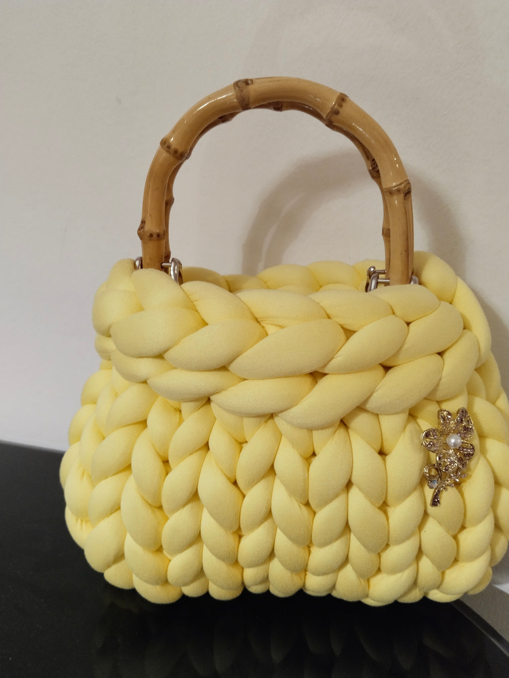 BORSA MARSHMALLOW CON MANICI IN BAMBÙ