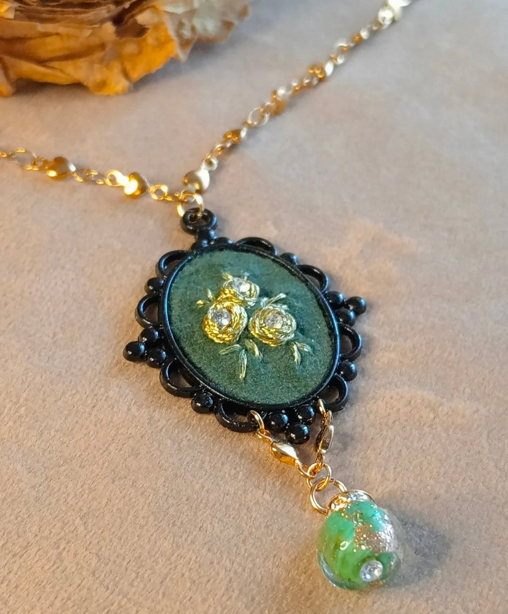 COLLANA CON PENDENTE IN VELLUTO E PERLA IN VETRO DI MURANO